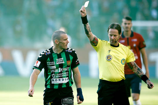 GAIS James Sinclair får ett gult kort av domaren Lars