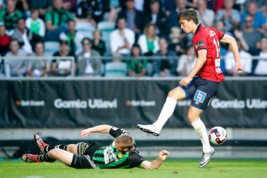 Örgrytes Daniel Paulson skjuter ett skott som täcks