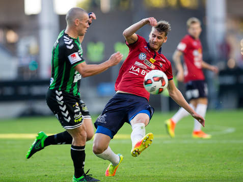 Örgrytes Johan Hammar tacklar GAIS James Sinclair och får