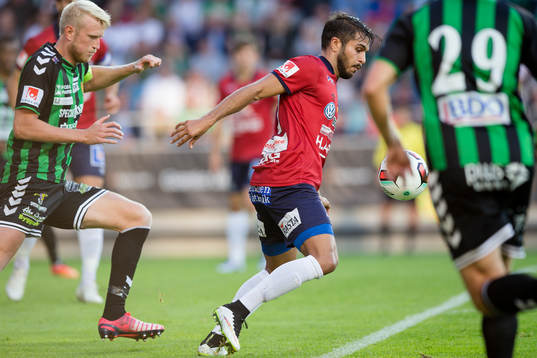 GAIS Carl Nyström i rygg på Örgrytes William Atashkadeh