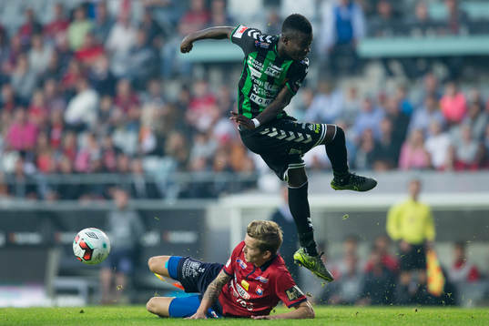 Örgrytes Andreas Östling täcker skott från GAIS Kieron