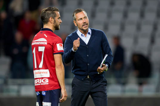 Örgrytes Björn Anklev i samspråk med tränare Marcus