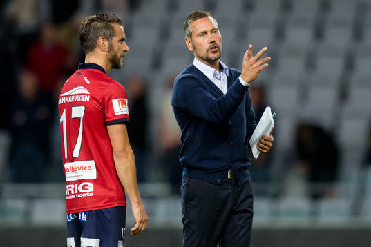 Örgrytes Björn Anklev i samspråk med tränare Marcus