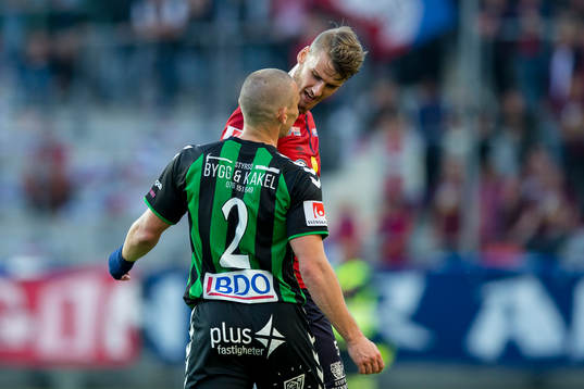 GAIS James Sinclair och Örgrytes Johan Hammar i diskussion