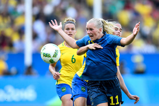 Sveriges Stina Blackstenius och Brasiliens Rafaelle