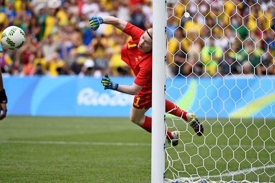 Sveriges målvakt Hedvig Lindahl räddar en straff i