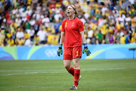 Sveriges målvakt Hedvig Lindahl jublar