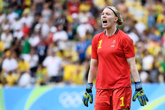 Sveriges målvakt Hedvig Lindahl jublar