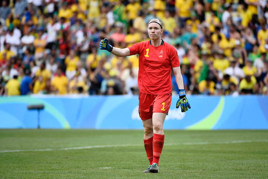 Sveriges målvakt Hedvig Lindahl jublar