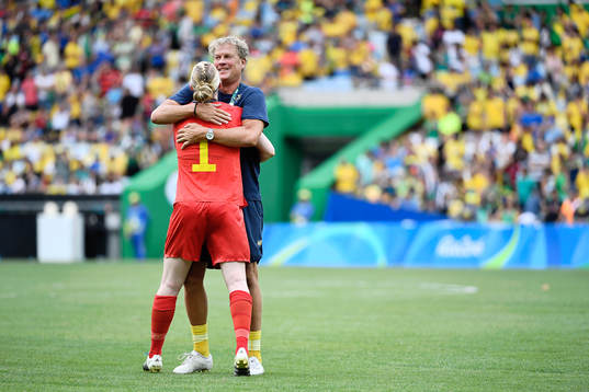 Sveriges målvakt Hedvig Lindahl jublar och kramas om med