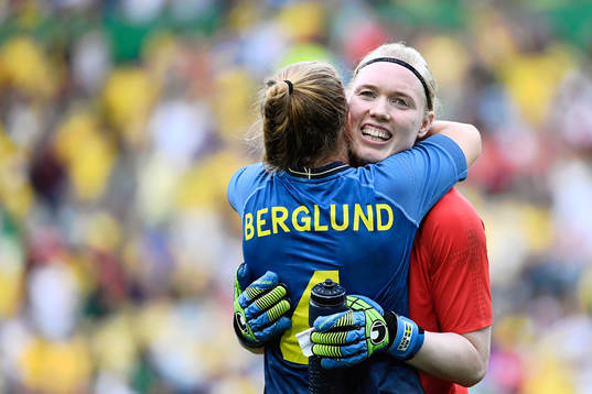Sveriges målvakt Hedvig Lindahl jublar och kramas om av