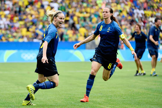 Sveriges Lisa Dahlkvist och Lotta Schelin jublar