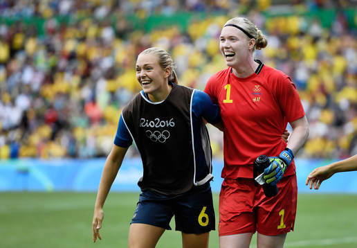 Sveriges Magdalena Ericsson och målvakt Hedvig Lindahl