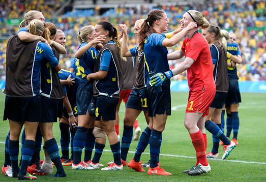 Sveriges Lotta Schelin och målvakt Hedvig Lindahl jublar