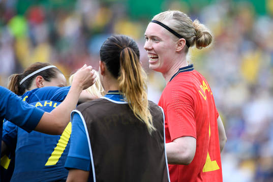 Sveriges målvakt Hedvig Lindahl jublar