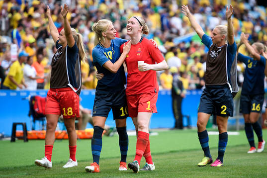 Sveriges Sofia Jakobsson jublar med målvakt Hedvig Lindahl