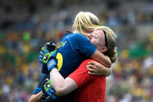 Sveriges Olivia Schough kramar om målvakt Hedvig Lindahl