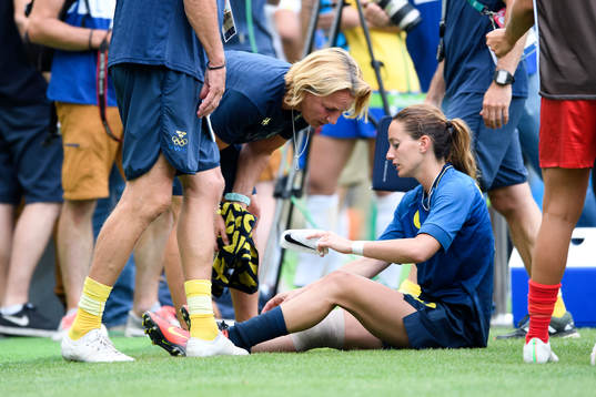 Sveriges sjukgymnast Annica Näsmark tittar till Kosovare