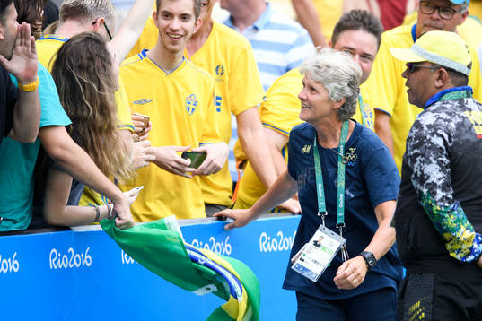 Sveriges förbundskapten Pia Sundhage hyllas av de svenska
