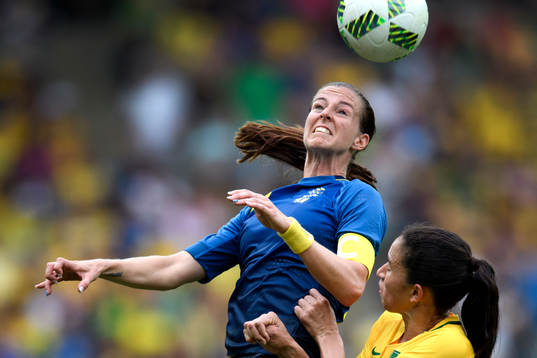 Sveriges Lotta Schelin nickar bollen i semifinalen i