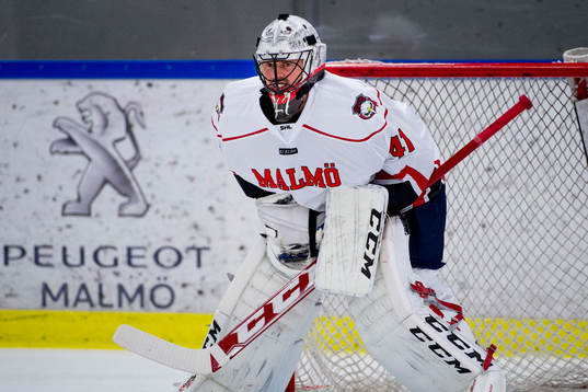 Malmö Redhawks målvakt Cristopher Nihlstorp värmer upp