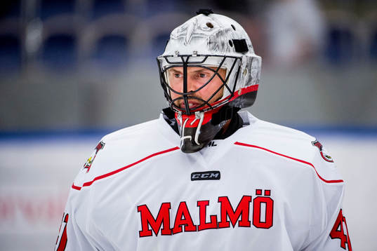 Malmö Redhawks målvakt Cristopher Nihlstorp värmer upp