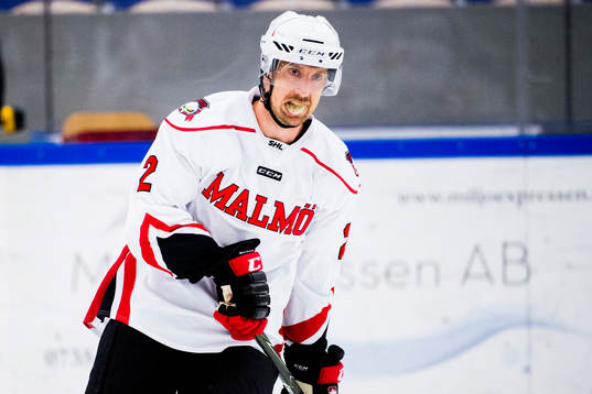 Malmö Redhawks Erik Andersson värmer upp