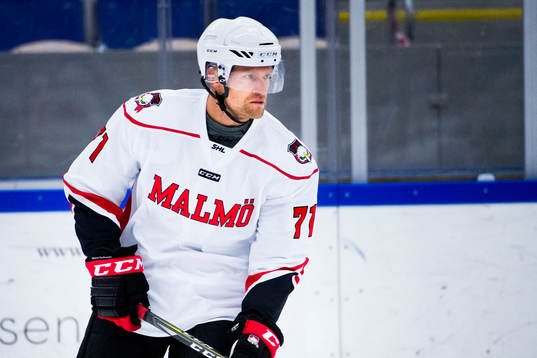 Malmö Redhawks Mathias Tjärnqvist värmer upp