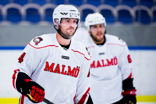 Malmö Redhawks Noah Welch värmer upp