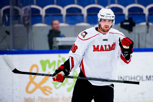 Malmö Redhawks Magnus Häggström värmer upp