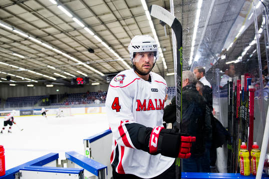 Malmö Redhawks Noah Welch lämnar isen