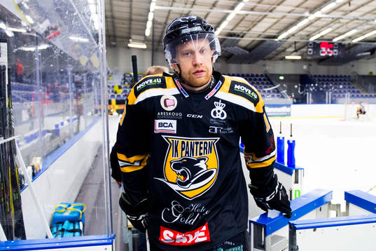 Panterns Jakob Karlsson lämnar isen
