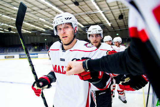 Malmö Redhawks Frederik Storm jublar med bänken