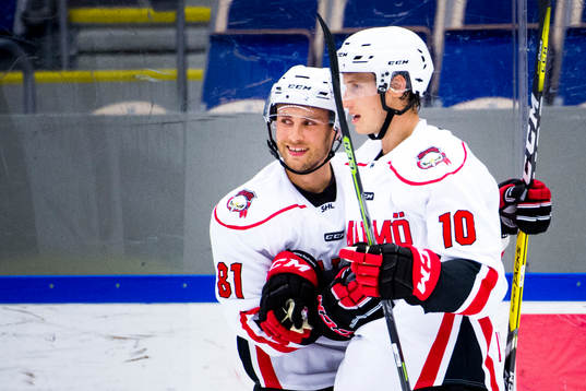 Malmö Redhawks Robin Alvarez jublar med Ilari Filppula