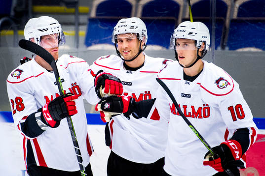 Malmö Redhawks Robin Alvarez (th) jublar med Jens Olsson