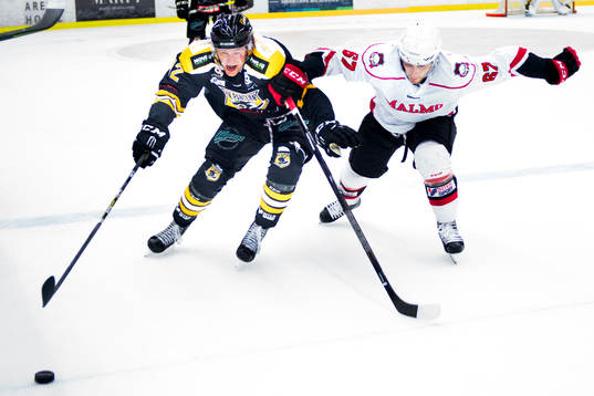 Panterns Robin Dahse och Malmö Redhawks Konstantin Komarek