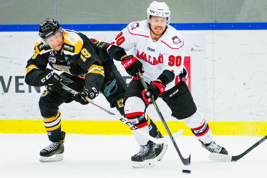 Panterns Jakob Karlsson och Malmö Redhawks Mattias Persson