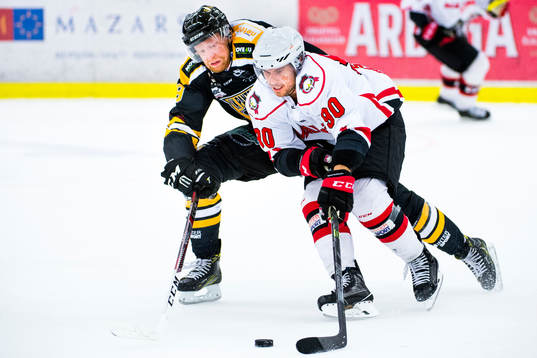 Panterns Jakob Karlsson och Malmö Redhawks Mattias Persson