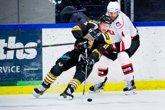 Panterns Axel Wemmenborn och Malmö Redhawks Noah Welch