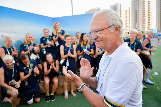 Sveriges kung Carl XVI Gustaf besöker spelarna i Sveriges