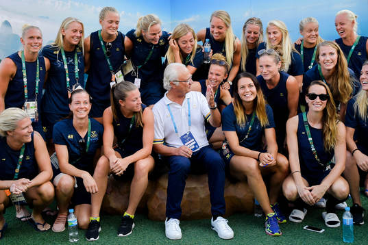 Sveriges kung Carl XVI Gustaf besöker spelarna i Sveriges