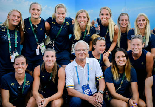 Sveriges kung Carl XVI Gustaf besöker spelarna i Sveriges