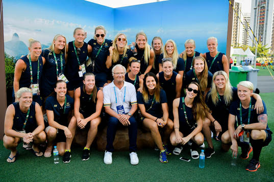 Sveriges kung Carl XVI Gustaf besöker spelarna i Sveriges
