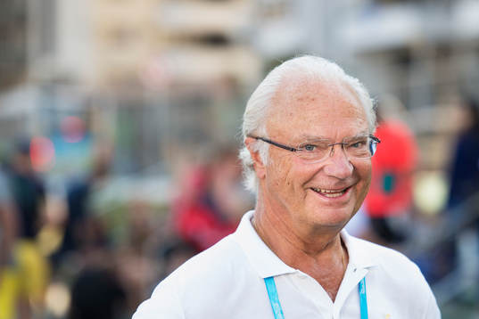 Sveriges kung Carl XVI Gustaf besöker OS-byn