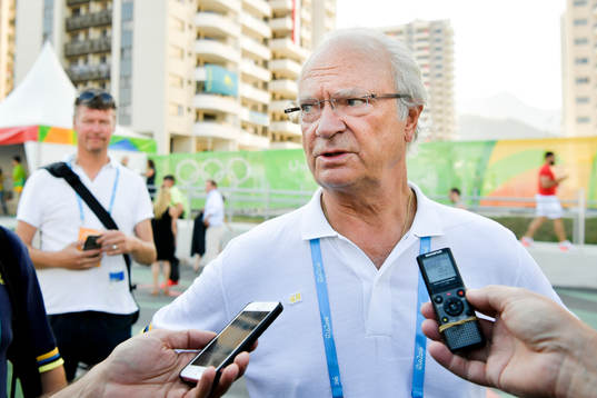 Sveriges kung Carl XVI Gustaf besöker spelarna i Sveriges