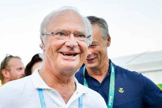 Sveriges kung Carl XVI Gustaf besöker spelarna i Sveriges