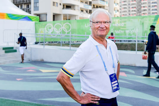 Sveriges kung Carl XVI Gustaf besöker spelarna i Sveriges