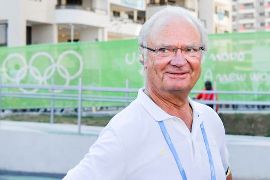 Sveriges kung Carl XVI Gustaf besöker spelarna i Sveriges