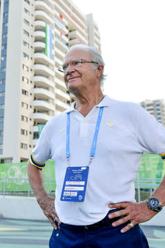 Sveriges kung Carl XVI Gustaf besöker spelarna i Sveriges