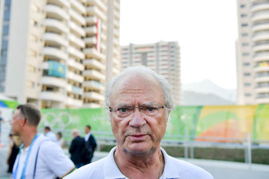 Sveriges kung Carl XVI Gustaf besöker spelarna i Sveriges